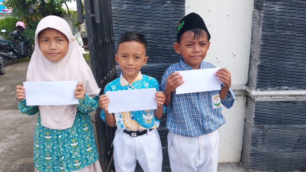 Baznas Salurkan Bantuan Pendidikan kepada Siswa SD Kemala