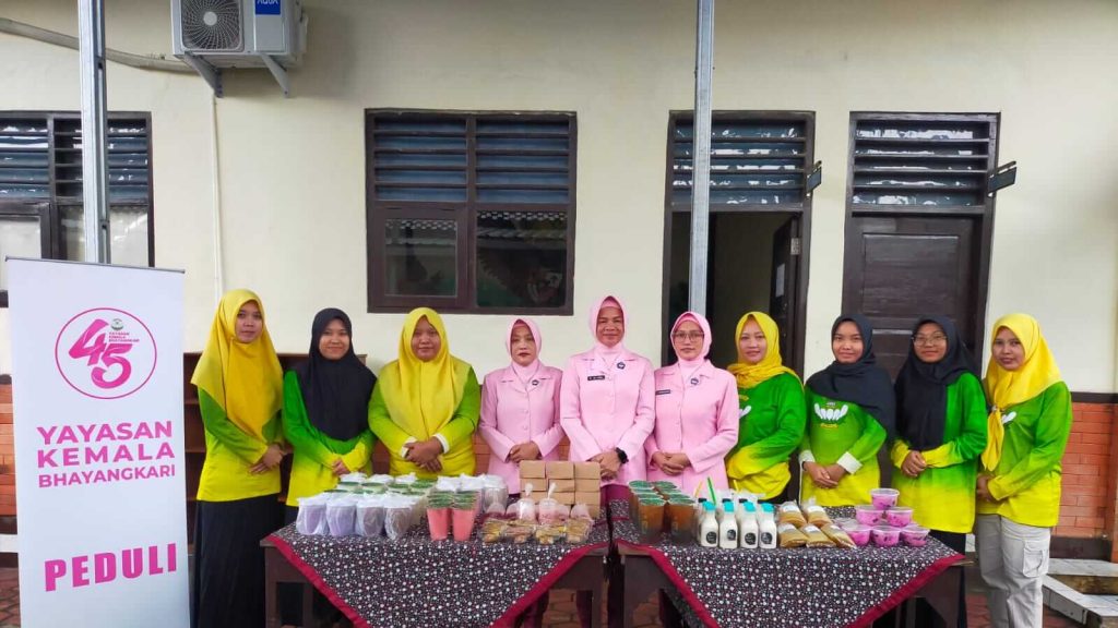 SD Kemala Bhayangkari Berbagi Takjil di Bulan Ramadan